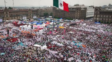 Simpatizantes de la candidata presidencial Claudia Sheinbaum durante su mitin de cierre de campaña en la Ciudad de México.