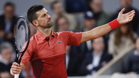 Novak Djokovic celebra su triunfo sobre Roberto Carballés.