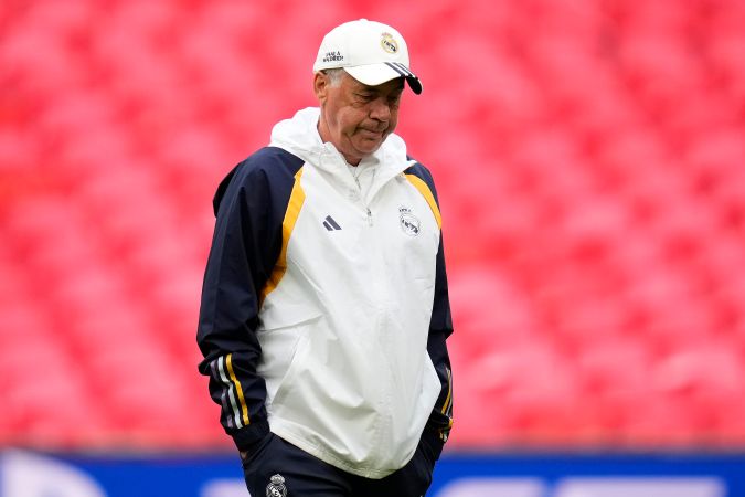 El entrenador italiano Carlo Ancelotti durante el último entrenamiento del Real Madrid antes de la final de la Champions League de este sábado en Wembley.