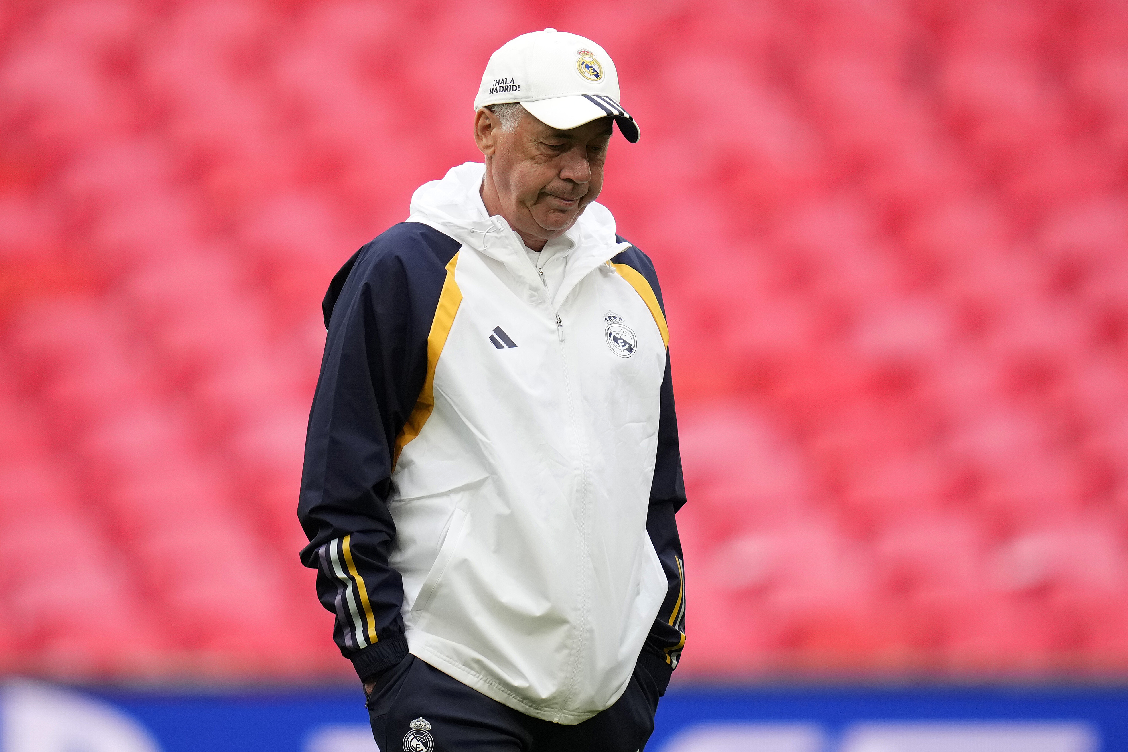 El entrenador italiano Carlo Ancelotti durante el último entrenamiento del Real Madrid antes de la final de la Champions League de este sábado en Wembley.