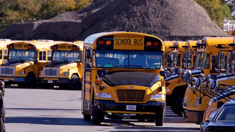 La Administración Biden destinará en total $5,000 millones en programas de transporte escolar.