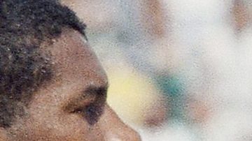 Romário sujeta la Cpa del Mundo que ganó con Brasil en Estados Unidos 1994.