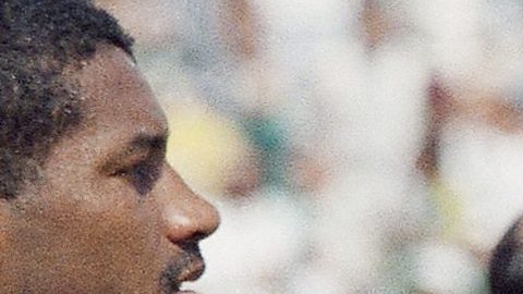 Romário sujeta la Cpa del Mundo que ganó con Brasil en Estados Unidos 1994.