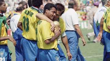 Romário sujeta la Cpa del Mundo que ganó con Brasil en Estados Unidos 1994.