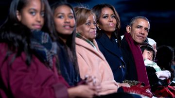 Barack y Michelle Obama y sus hijas Sasha y Malia, junto a Marian Robinson, en el centro, durante un acto en la Casa Blanca en 2015.