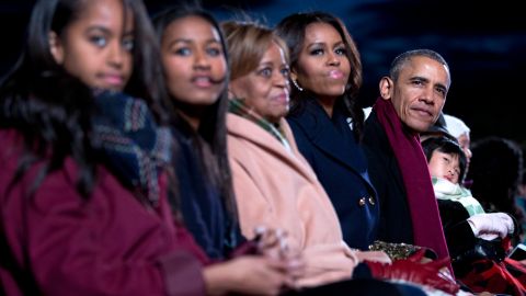 Barack y Michelle Obama y sus hijas Sasha y Malia, junto a Marian Robinson, en el centro, durante un acto en la Casa Blanca en 2015.