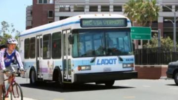Una conductora de autobús de LADOT fue víctima de la agresión física.