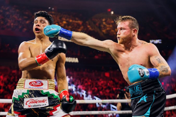 Canelo Álvarez conecta a Jaime Munguía en su pelea del 4 de mayo en Las Vegas. El tapatío defendió exitosamente su corona mundial y su sitio como máxima estrella del boxeo. /Foto: Esther Lin-PBC/Cortesía