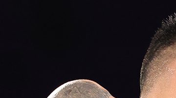 Emanuel "Vaquero" Navarrete conecta al ucraniano Denys Berinchyk, pero el mexicano careció de su acostumbrada energía y poder.