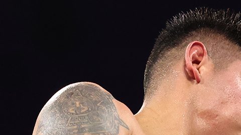 Emanuel "Vaquero" Navarrete conecta al ucraniano Denys Berinchyk, pero el mexicano careció de su acostumbrada energía y poder.