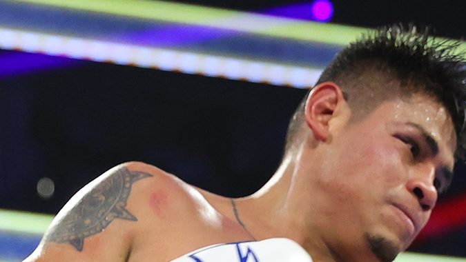 Emanuel Navarrete (izq.), aquí en su más reciente pelea contra el brasileño Robson Conceicao, expresa admiración por Canelo Álvarez.