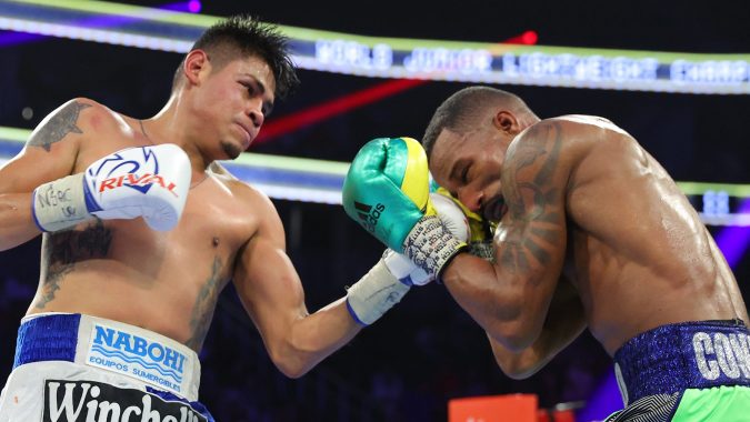 Emanuel Navarrete (izq.), aquí en su más reciente pelea contra el brasileño Robson Conceicao, expresa admiración por Canelo Álvarez.