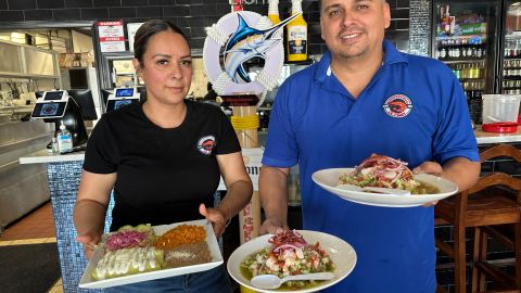 Silvia Cruz y Ricardo Hernández, propietarios de Mariscos El Plebe #1 y El Plebe #2. (Araceli Martínez/La Opinión)