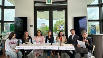 Panel de funcionarios escolares y defensores del medio ambiente sobre los planes para llenar de verde los patios de las escuelas de Los Ángeles.