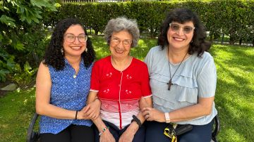 Emma Olivares, María Elena Burgos y Elizabeth María Martínez, tres madres, tres generaciones, unidas por lazos de sangre.