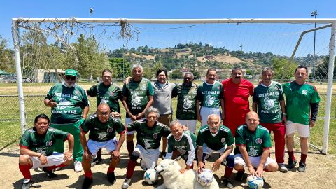 El equipo verde de fútbol soccer de Los Aztecas.