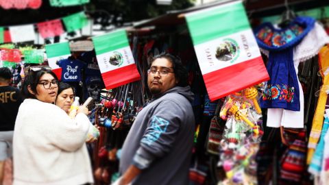 Latinos se preparan para celebrar el Cinco de Mayo en Los Ángeles.