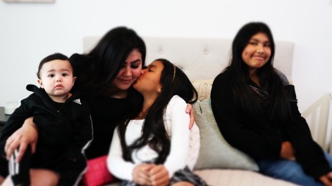 Cindy Guevara con sus tres hijas.