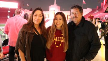 Brenda Hernández, graduada con una maestría en Salud Pública en la USC, junto a sus padres, María y Francisco Hernández.