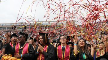 Graduados de Cal State University Dominguez Hills celebran llenos de alegría.