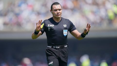 Ciudad de México a 10 de Marzo de 2024. Marco Antonio Ortiz, árbitro central, durante el partido correspondiente a la jornada 11 del torneo Clausura 2024 de la Liga BBVA MX, entre los Pumas de la UNAM y los Xolos de Tijuana, realizado en el estadio Olímpico Universitario. Foto: Imago7/ Rafael Vadillo