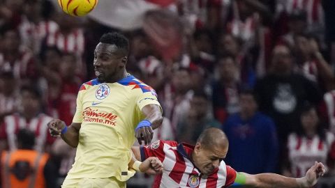 Guadalajara, Jalisco a 16 de Marzo de 2024. Julián Quiñones y Javier Hernandez "Chicharito" , durante el partido correspondiente a la jornada 12 del torneo Clausura 2024 de la Liga BBVA MX, entre las chivas rayadas de Guadalajara y las águilas del América, realizado en el estadio Akron. Foto: Imago7/Sebastian Laureano Miranda