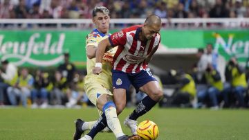 Guadalajara, Jalisco a 16 de Marzo de 2024. Cristian Calderón "Chicote" y Javier Hernandez "Chicharito" , durante el partido correspondiente a la jornada 12 del torneo Clausura 2024 de la Liga BBVA MX, entre las chivas rayadas de Guadalajara y las águilas del América, realizado en el estadio Akron. Foto: Imago7/Sebastian Laureano Miranda