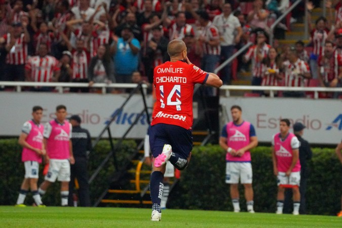 Javier "Chicharito" Hernández en festejo de gol, durante el partido correspondiente a la jornada 14 del Torneo Clausura 2024 entre las Chivas de Guadalajara y el Puebla, celebrado en el estadio Akron.