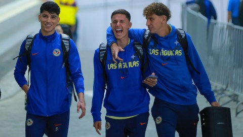 Ciudad de México a 13 de de Abril de 2024. Kevin Álvarez, Brian Rodríguez y Igor Lichnovsky, durante el partido correspondiente a la jornada 15 del torneo Clausura 2024 de la Liga BBVA MX, entre las Águilas del América y los Diablos Rojos del Toluca FC, realizado en el Estadio Azteca. Foto: Imago7/ Eloisa Sánchez