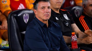 El director técnico uruguayo Robert Dante Siboldi durante el encuentro correspondiente a la jornada 15 del Torneo Clausura 2024 de la Liga MX, entre Rayados de Monterrey y los Tigres de la UANL en el estadio BBVA.