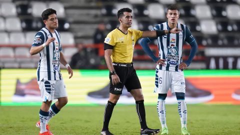 Pachuca, Hidalgo a 2 de de Mayo de 2024. Adonai Escobedo, árbitro central informa su decisión luego de consultar el sistema de video asistente del árbitro VAR, durante el partido correspondiente al Play In del torneo Clausura 2024 de la Liga BBVA MX, entre los Tuzos del Pachuca y los Pumas de la UNAM, realizado en el estadio Hidalgo. Foto: Imago7/Rafael Vadillo