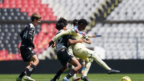 Ciudad de México a 11 de Mayo de 2024. Matias Villarreal y Roger Benitez, durante el partido de vuelta de la Gran Final del torneo Clausura 2024 de la Liga BBVA MX categoría Sub 14 varonil, entre las Águilas del América y los Rayos del Necaxa, realizado en el estadio Azteca. Foto: Imago7/ Rafael Vadillo