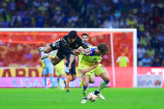Alán Bautista e Igor Lichnovsky durante el partido de vuelta de los cuartos de final del Torneo Clausura 2024 de la Liga MX, entre las Águilas del América y los Tuzos del Pachuca celebrado en el Estadio Azteca.
