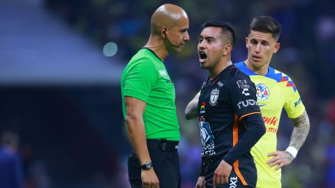 Ciudad de México a 11 de Mayo del 2024. José Ibrahim Martínez Chavarría, árbitro asistente y Erick Sánchez, durante el partido de vuelta de los cuartos de final del torneo Clausura 2024 de la Liga BBVA MX, entre las Águilas del América y los Tuzos del Pachuca, celebrado en el Estadio Azteca. Foto: Imago7/ Eloisa Sánchez