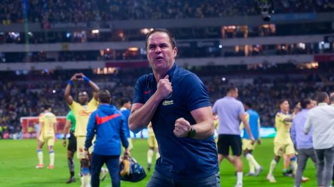 Ciudad de México a 11 de Mayo del 2024. André Jardiné, director técnico en festejo, durante el partido de vuelta de los cuartos de final del torneo Clausura 2024 de la Liga BBVA MX, entre las Águilas del América y los Tuzos del Pachuca, celebrado en el Estadio Azteca. Foto: Imago7 / Diego Padilla