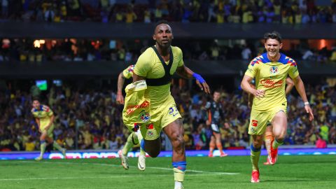 Julián Quiñones festejando su gol durante el partido de vuelta de los cuartos de final del Torneo Clausura 2024 entre las Águilas del América y los Tuzos del Pachuca, celebrado en el Estadio Azteca.