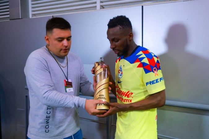Julián Quiñones recibió el trofeo de jugador del partido Tecate, durante el partido de vuelta de los cuartos de final del torneo Clausura 2024 de la Liga MX, entre las Águilas del América y los Tuzos del Pachuca.