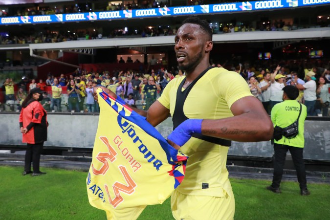 Julián Quiñones después de anotar el gol que selló el empate para las Águilas del América ante el Pachuca en el partido de vuelta de los cuartos de final del Torneo Clausura 2024 de la Liga MX.