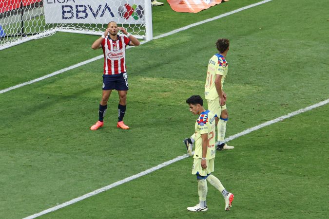 Javier "Chicharito" Hernández se lamenta una oportunidad durante el partido de ida de la semifinal del Torneo Clausura 2024 de la Liga MX entre las Chivas de Guadalajara y las Águilas del América celebrado en el Estadio Akron.