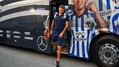 El director técnico de los Rayados de Monterrey, Fernando "Tano" Ortiz, a sus llegada al Estadio BBVA para disputar el partido de ida de la semifinal del torneo Clausura 2024 ante el Cruz Azul.