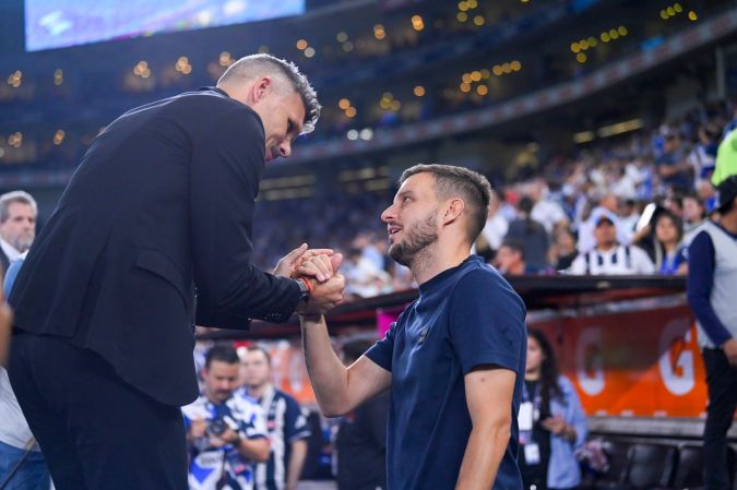Los dos entrenadores argentinos, Fernando "Tano" Ortiz, de los Rayados de Monterrey y Martín Anselmi, Cruz Azul, saludándose antes del partido de ida de las semifinales del torneo Clausura 2024.