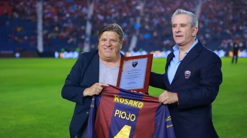 Ciudad de México a 18 de mayo de 2024. Miguel Herrera recibe reconocimiento y jersey de Emilio Escalante, presidente del Atlante, durante el partido de vuelta del Campeón de Campeones 2023-2024 de la Liga BBVA Expansión MX, entre los Potros de Hierro del Atlante FC y el Cancún FC, celebrado en el estadio Ciudad de los Deportes. Foto: Imago7/ Eloisa Sánchez