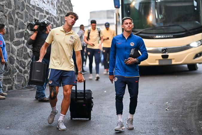 Igor Lichnovsky y Brian Rodríguez durante el partido de vuelta de la semifinal del torneo Clausura 2024 de la Liga MX entre las Águilas del América y las Chivas de Guadalajara, celebrado en el Estadio Azteca.