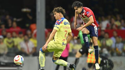 Igor Lichnovsky y Ricardo Marín durante el partido de vuelta de la semifinal del torneo Clausura 2024 de la Liga MX entre las Águilas del América y las Chivas de Guadalajara, celebrado en el Estadio Azteca.