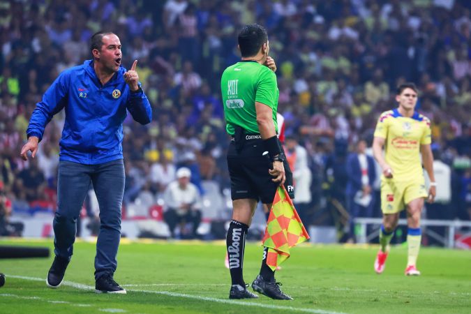 Andre Jardine, director técnico de las Águilas del América durante el partido de vuelta de la semifinal del torneo Clausura 2024 entre su equipo y las Chivas de Guadalajara.