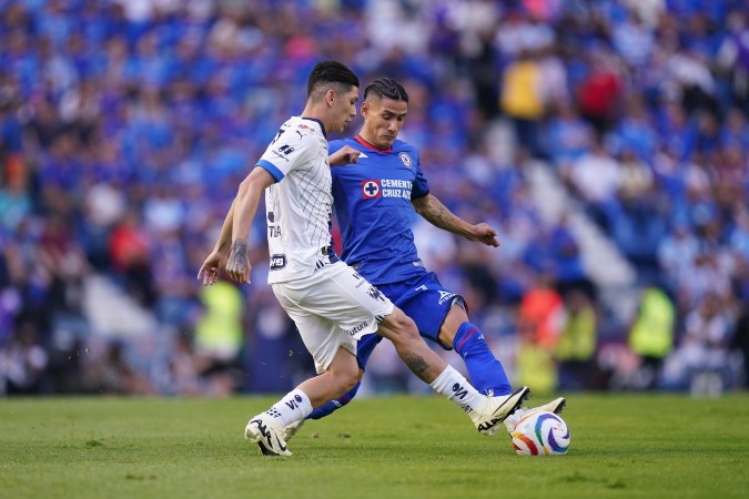 Gerardo Arteaga, jugador de los Rayados de Monterrey marcando a Uriel Antuna del Cruz Azul durante el partido de vuelta de la semifinal del torneo Clausura 2024 de la Liga MX, donde se impuso la Máquina Cementera.