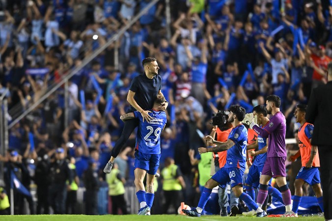 Martín Anselmi, celebrando con los jugadores del Cruz Azul luego de terminar el partido ante los Rayados de Monterrey y haber asegurado el boleto para la final del torneo Clausura 2024 de la Liga MX.