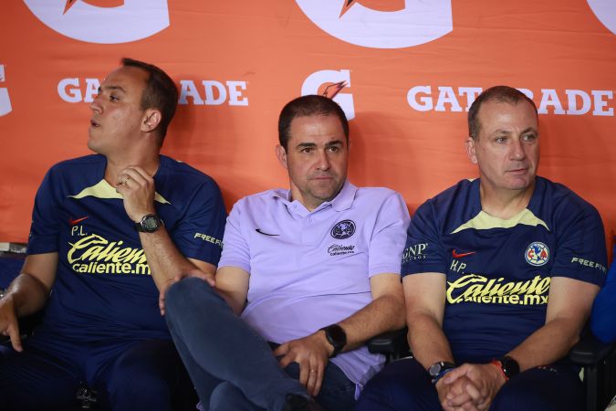 André Jardine junto a parte de su cuerpo técnico durante un momento de la final del torneo Clausura 2024 entre las Águilas del América y Cruz Azul.