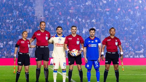 Ciudad de México a 23 de de mayo de 2024. Protocolo, durante el partido de ida de la final del torneo Clausura 2024 de la Liga BBVA MX, entre la Máquina Celeste del Cruz Azul y las Águilas del América, realizado en el estadio Ciudad de los Deportes. Foto: Imago7 / Diego Padilla