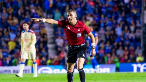 Ciudad de México a 23 de de mayo de 2024. Fernando Hernández Gómez, árbitro central, señala penal, durante el partido de ida de la final del torneo Clausura 2024 de la Liga BBVA MX, entre la Máquina Celeste del Cruz Azul y las Águilas del América, realizado en el estadio Ciudad de los Deportes. Foto: Imago7 / Diego Padilla